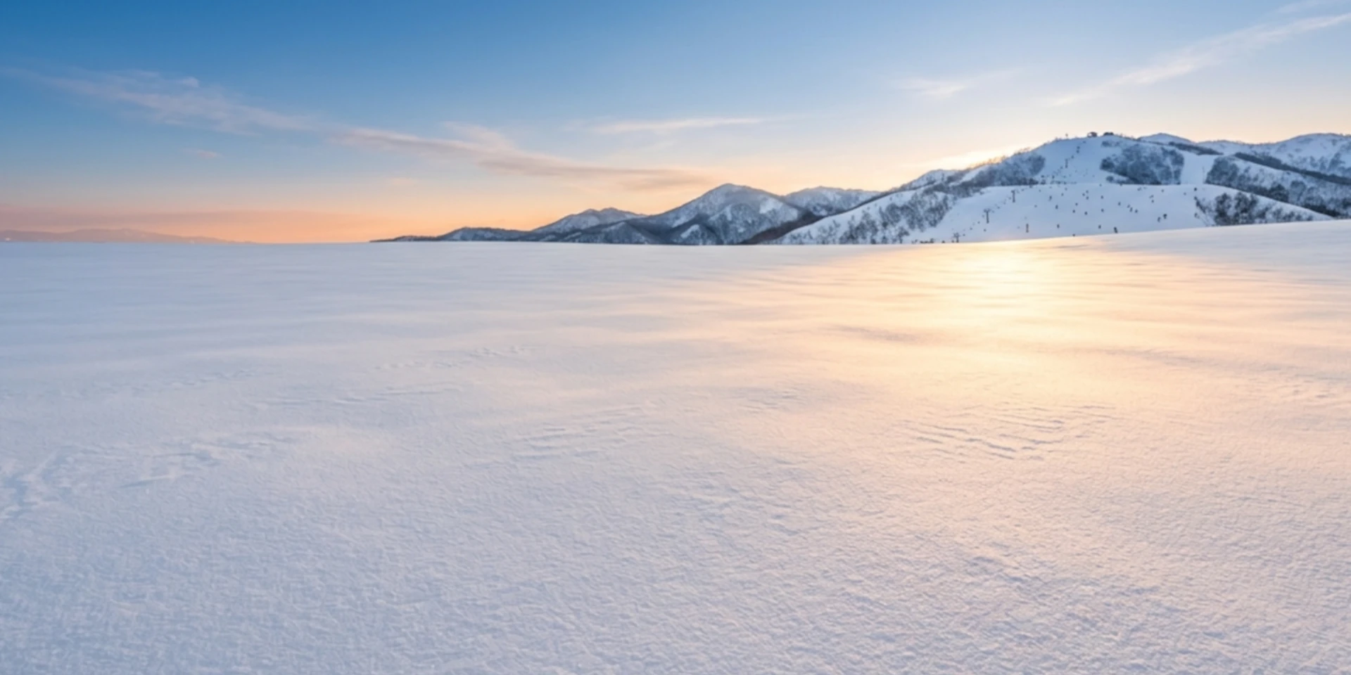 朝陽に照らされる北海道の雪原